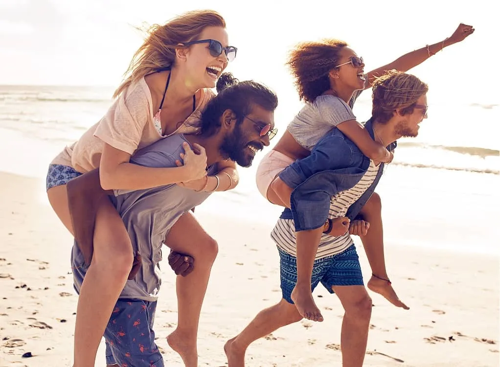 2 glückliche Paare am Strand