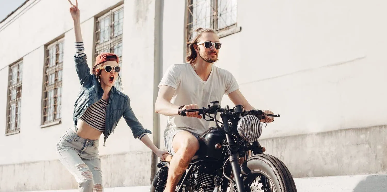 Zwei Personen haben Spaß beim Motorradfahren