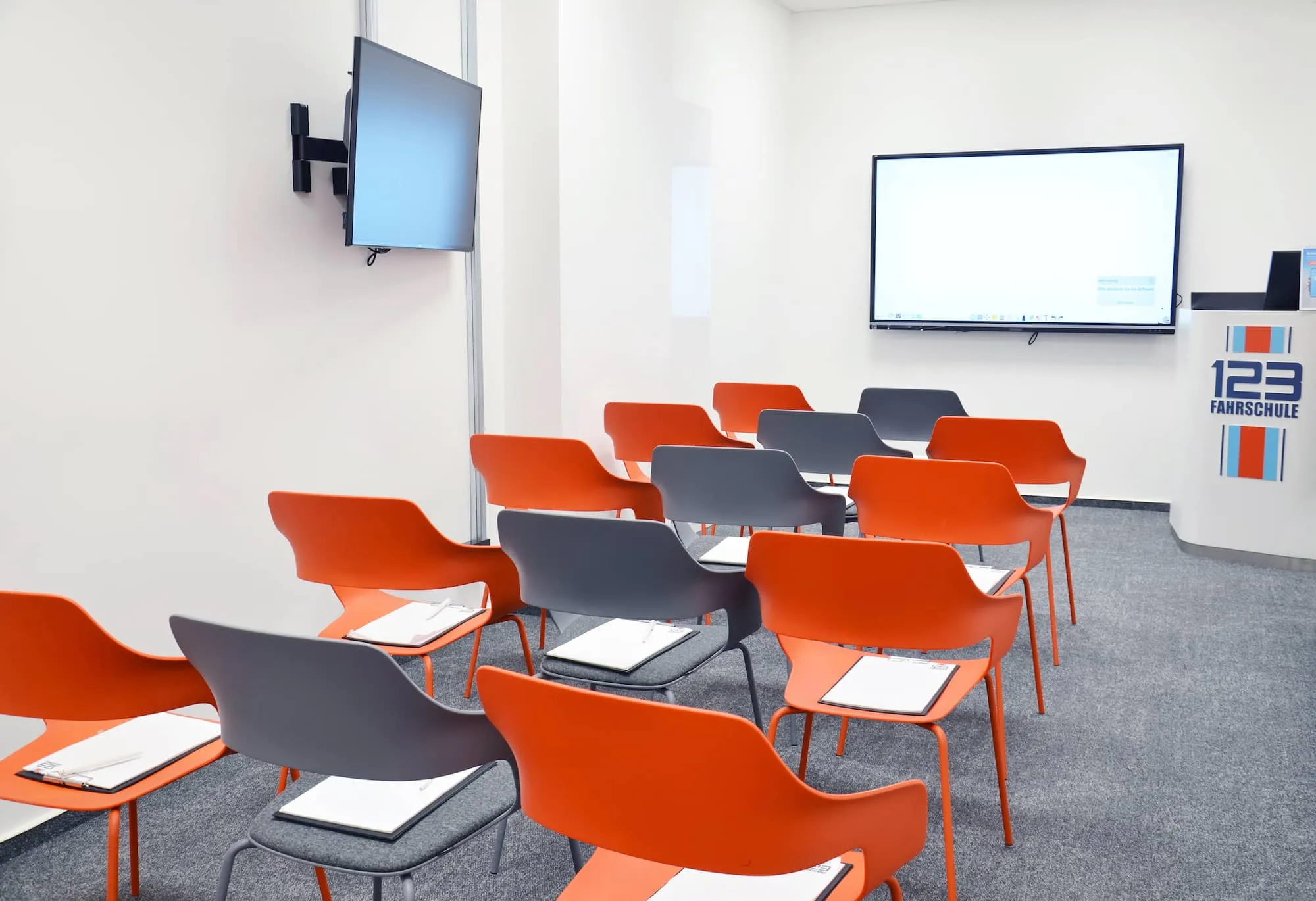 Moderner Unterrichtsraum einer Fahrschule