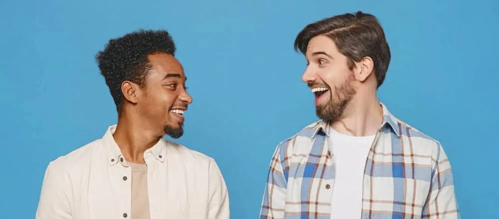 Zwei Männer lachen sich glücklich und erfreut an