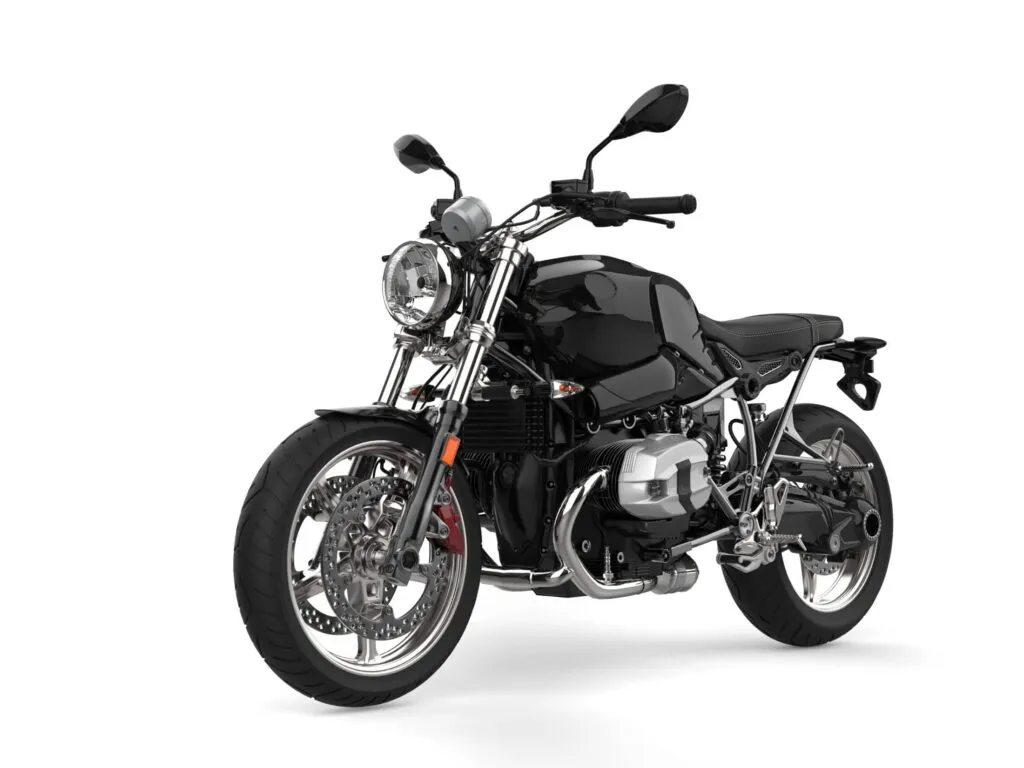 schwarzes glänzendes Motorrad auf weißem Hintergrund