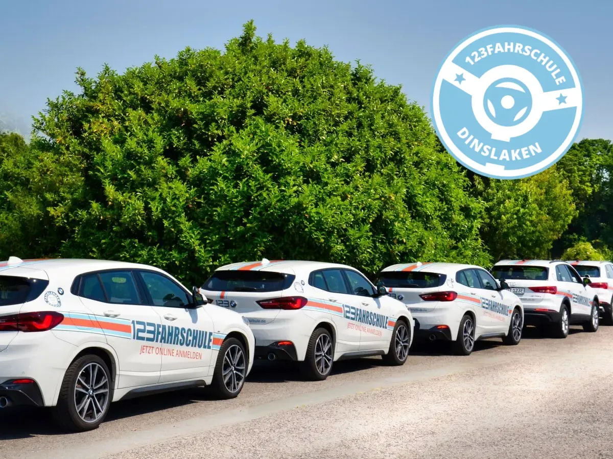 Fahrschule-Autos mit 123fahrschule-Logo mit Aufschrift Dinslaken