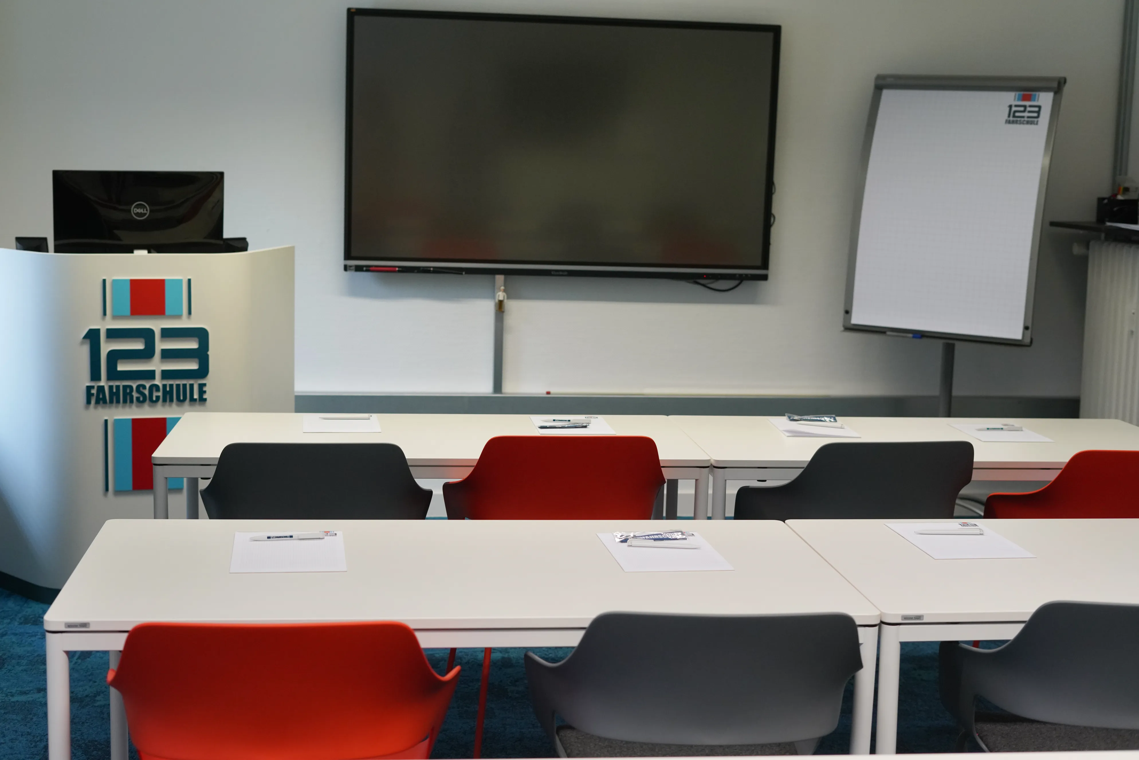 Raum der 123 Fahrschule für den Theorieunterricht von innen in Düsseldorf-Oberkassel
