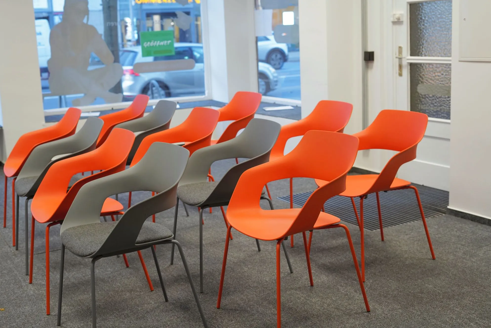 Stühle in orange und grau in einem Unterrichtsraum einer Fahrschule