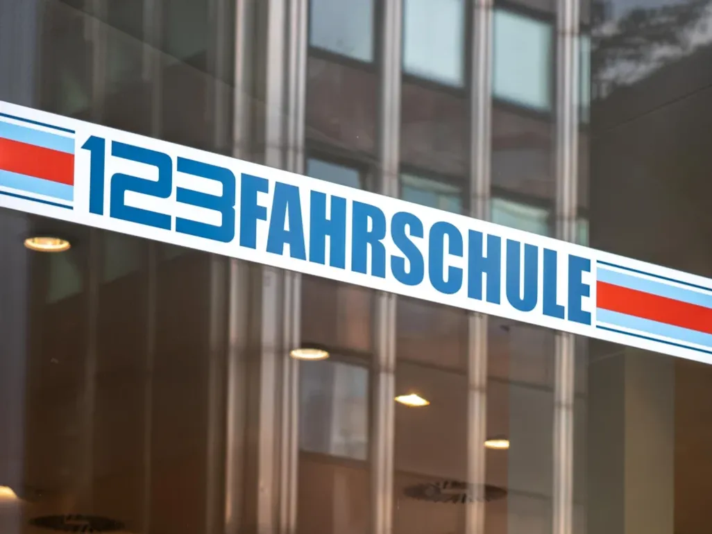 Folierung einer Glasscheibe mit der Aufschrift "123fahrschule"