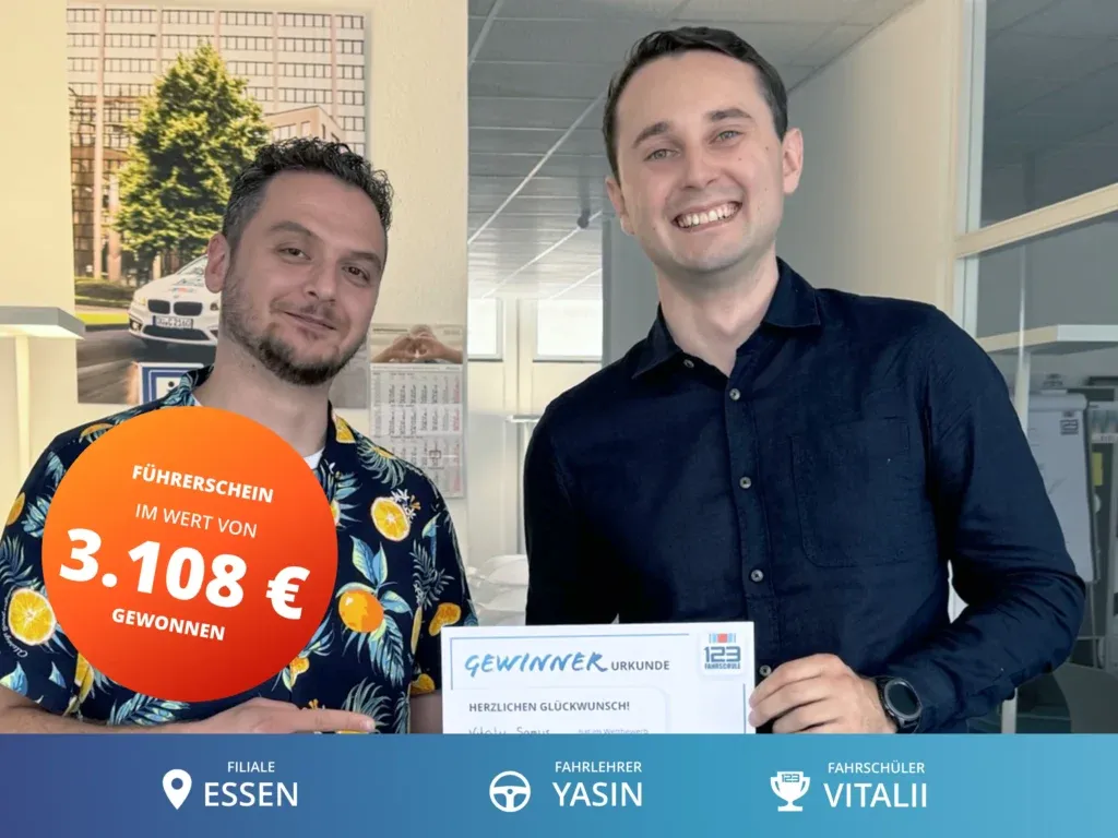 Fahrschüler steht rechts vom Fahrlehrer und hält eine Gewinnerurkunde im Wert von 3.108€ für die Führerscheinausbildung in der Hand