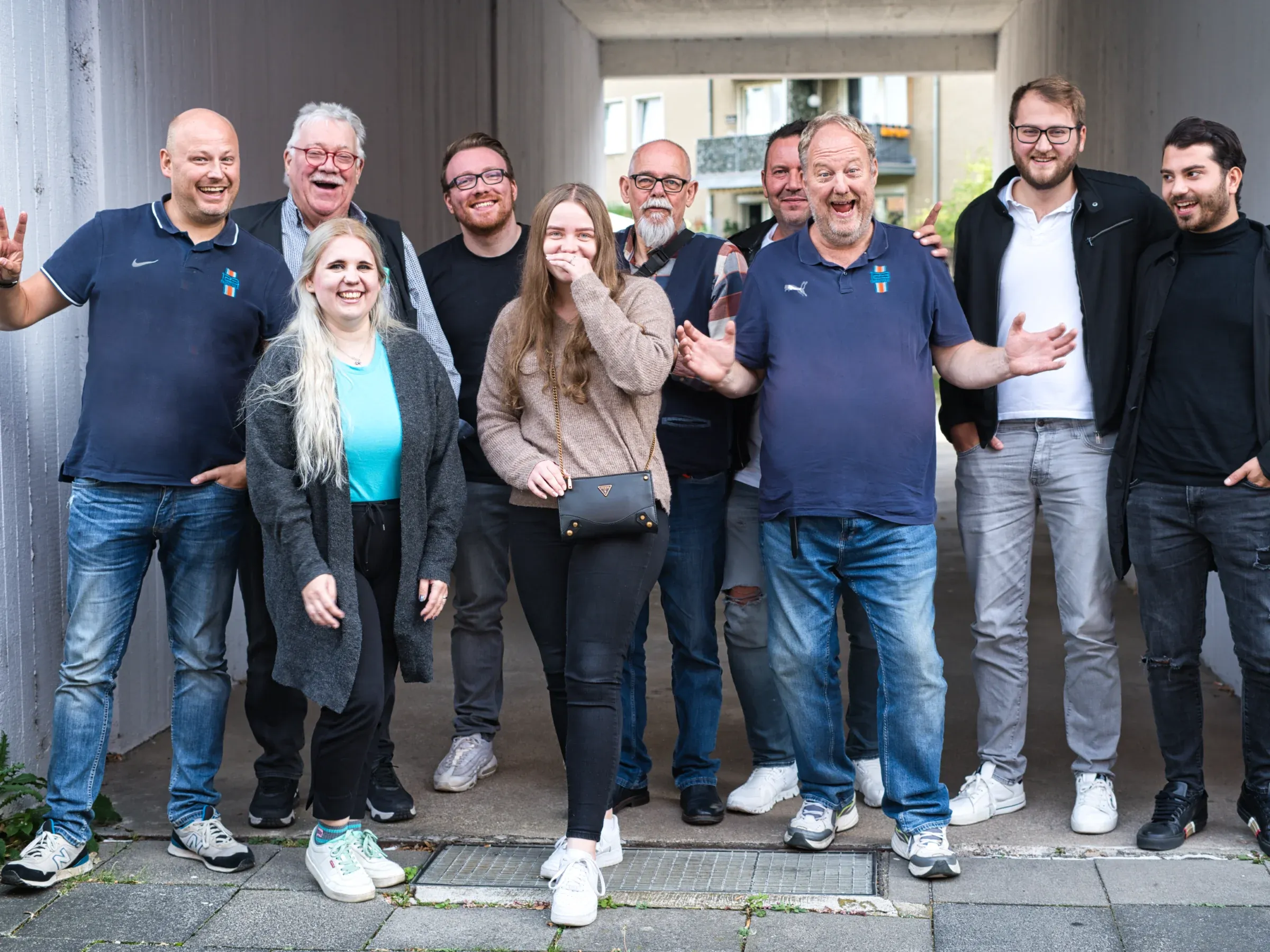 Fahrlehrer der 123Fahrschule stehen in einer Gruppe zusammen und lächeln in die Kamera