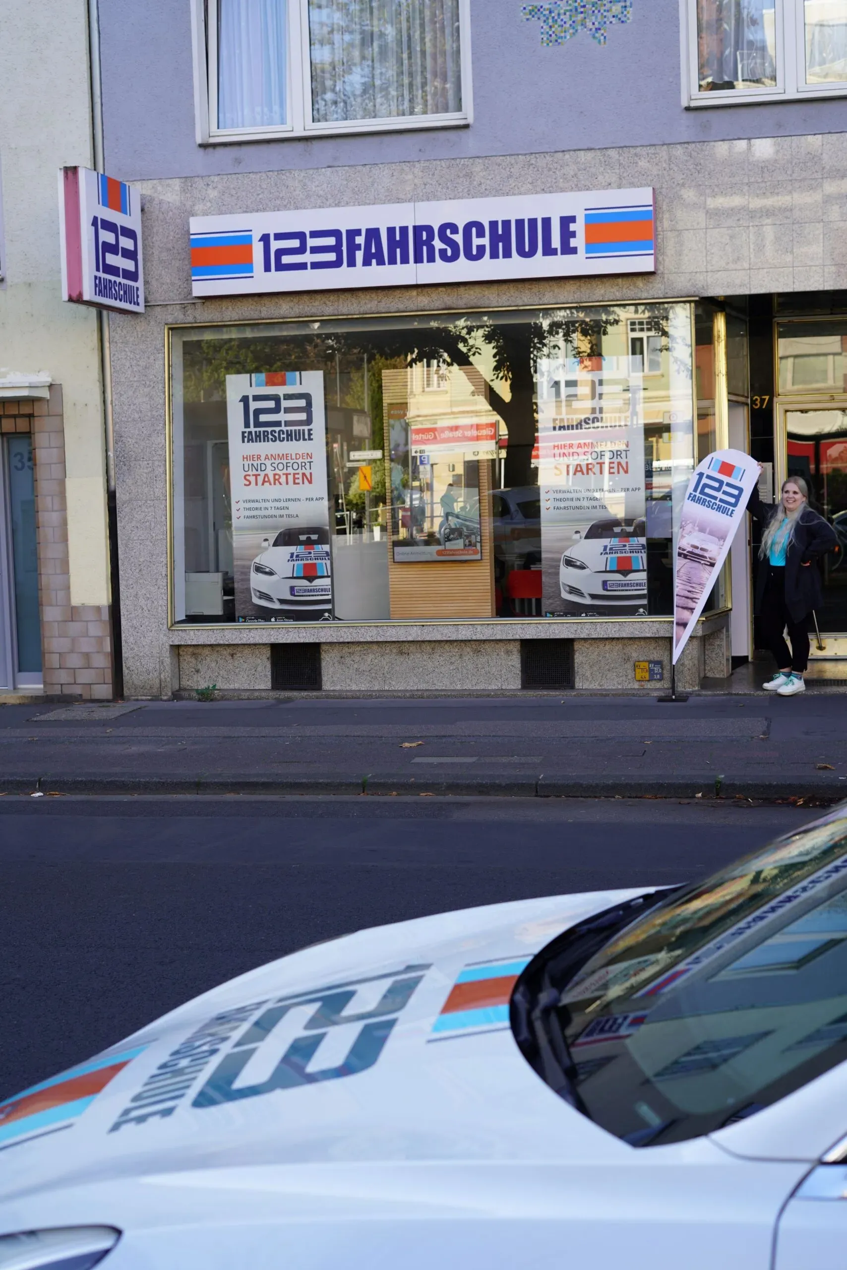 Fenster der 123Fahrschule-Filiale von draußen fotografiert