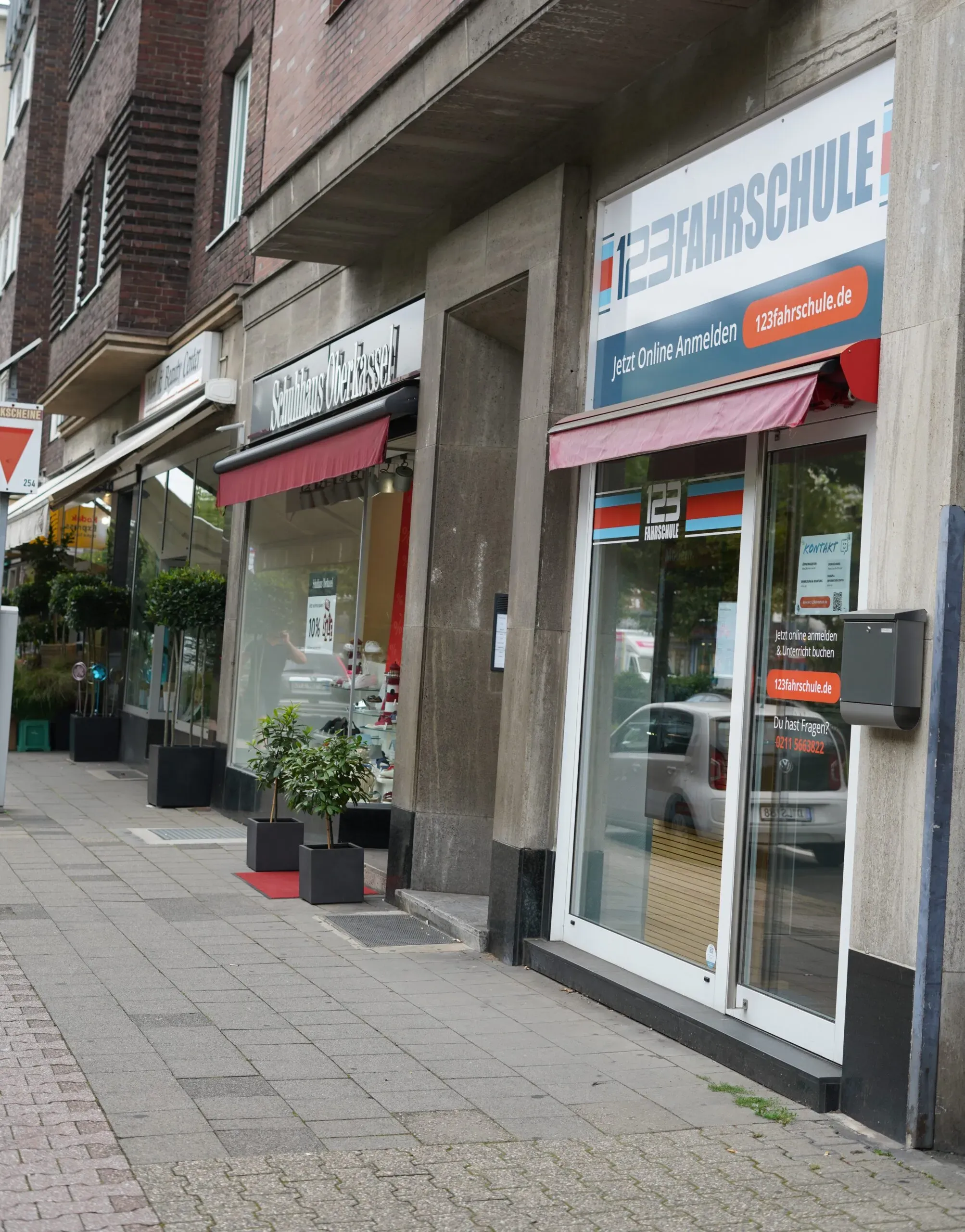 Schaufenster der 123Fahrschule-Filiale in Düsseldorf Oberkassel