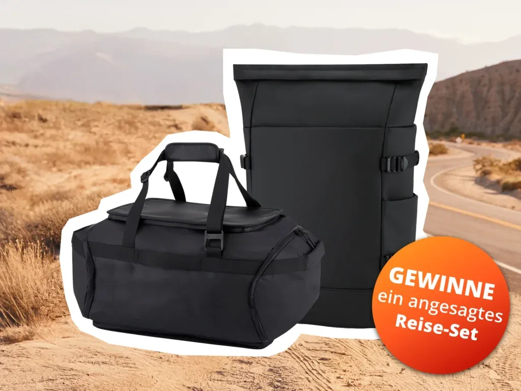 Zwei Reisetaschen von Kapten & Son werden gezeigt. Im Hintergrund sieht man eine Wüstenlandschaft. Im Vordergrund befindet sich der Störer mit der Aufschrift "GEWINNE ein angesagtes Reise-Set".