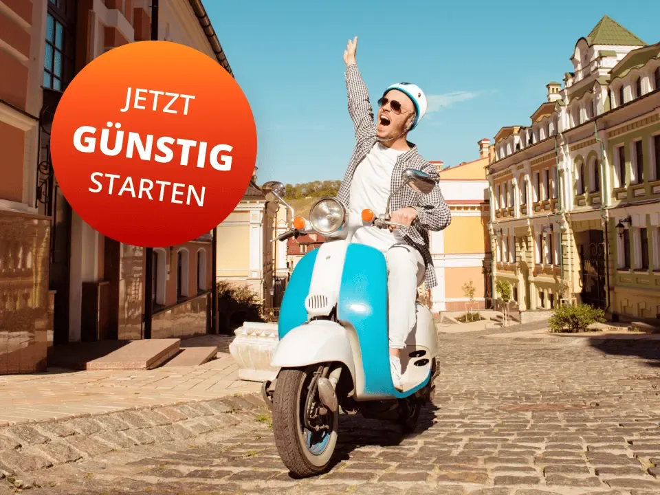 Ein Mann fährt eine blaue Vespa und wirft glücklich seinen Arm in die Luft. Neben ihm ist ein Störer platziert mit der Aufschrift "Jetzt günstig starten".